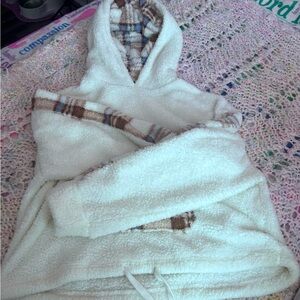 It is really cozy! The inside feels like a plush blanket